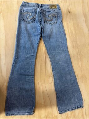 Silver Jeans Women's Medium Blue Flared Jeans with Embroidered Back Pockets